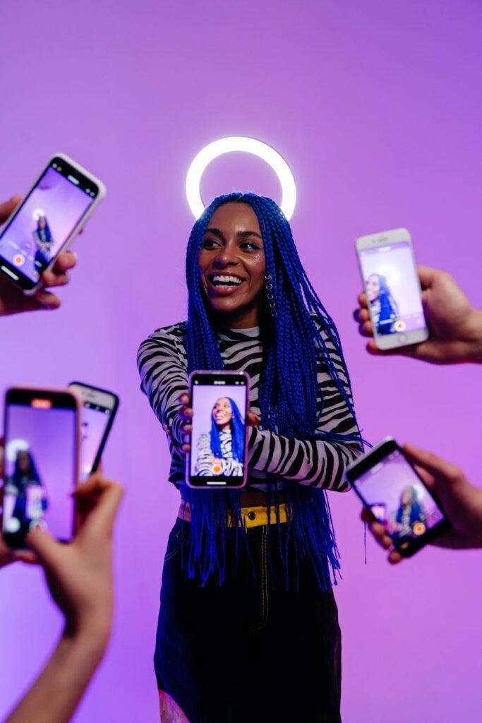 Efek Halo Sosial-ke-Pencarian: Mengapa Konten Media Sosial Menggerakkan Pencarian Merek Anda