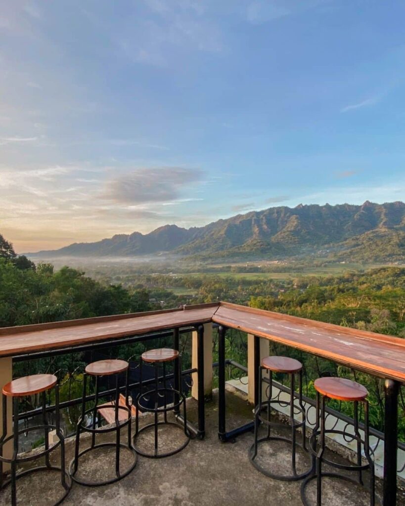 Lantai 3 Kedai Bukit Rhema untuk sunrise dan golden hour Borobudur untuk artikel cafe city view Jogja