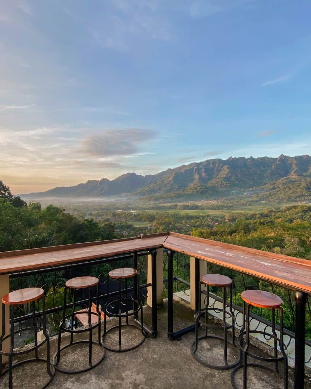 Lantai 3 Kedai Bukit Rhema untuk sunrise dan golden hour Borobudur untuk artikel cafe city view Jogja
