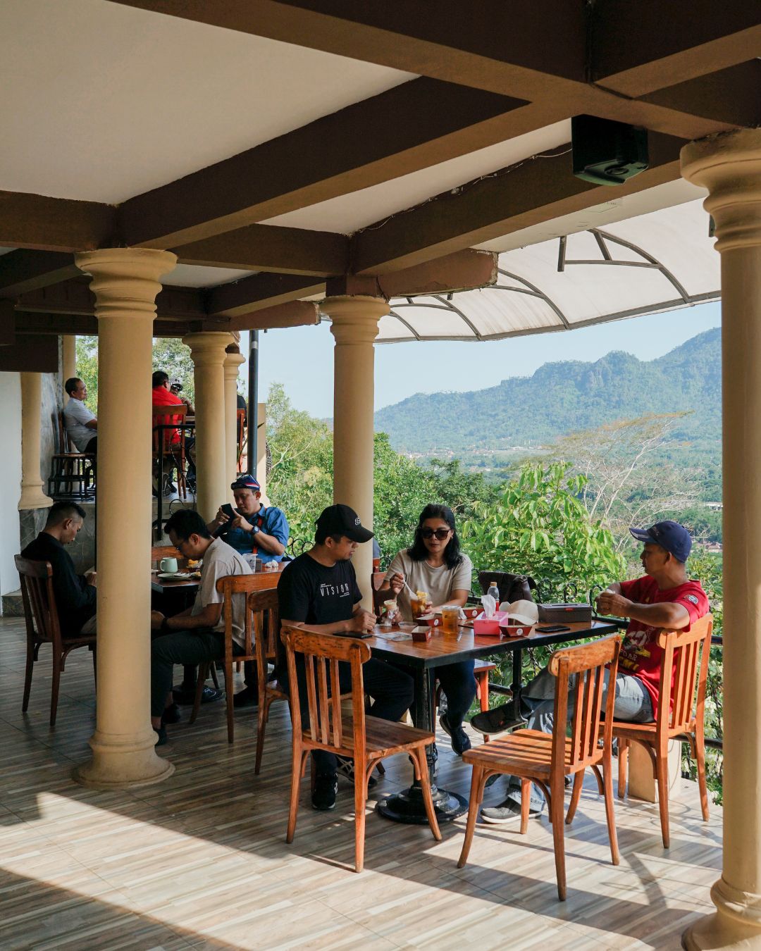 Area makan lantai 2 Kedai Bukit Rhema dekat Candi Borobudur untuk artikel nasi box Borobudur