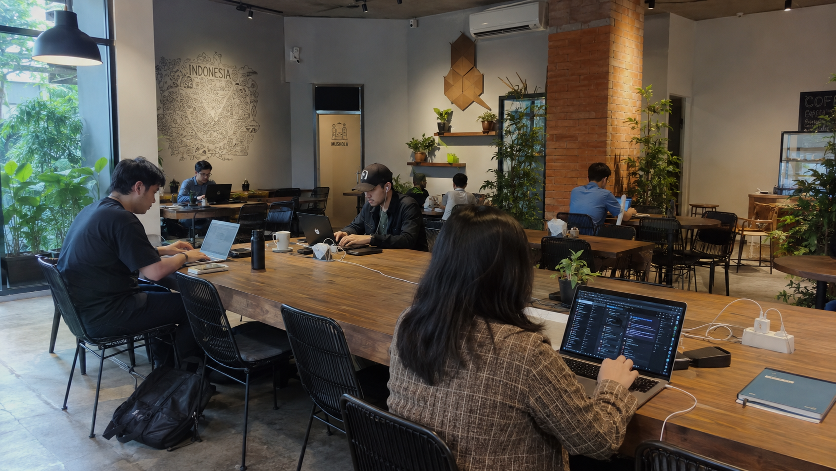 Pengunjung bekerja di cafe WFA Semarang dengan laptop dan kopi