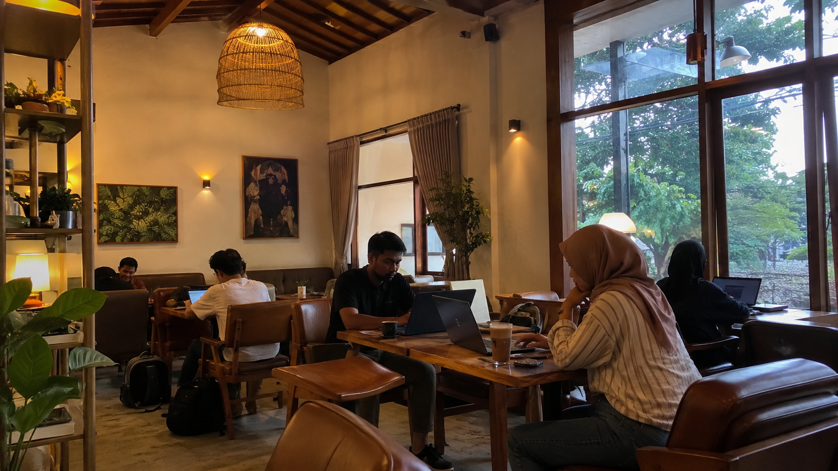 Folkafe Semarang area tempat duduk dengan colokan listrik di dekat meja