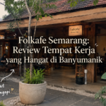 Suasana Folkafe Semarang dengan meja kayu dan dekorasi hangat