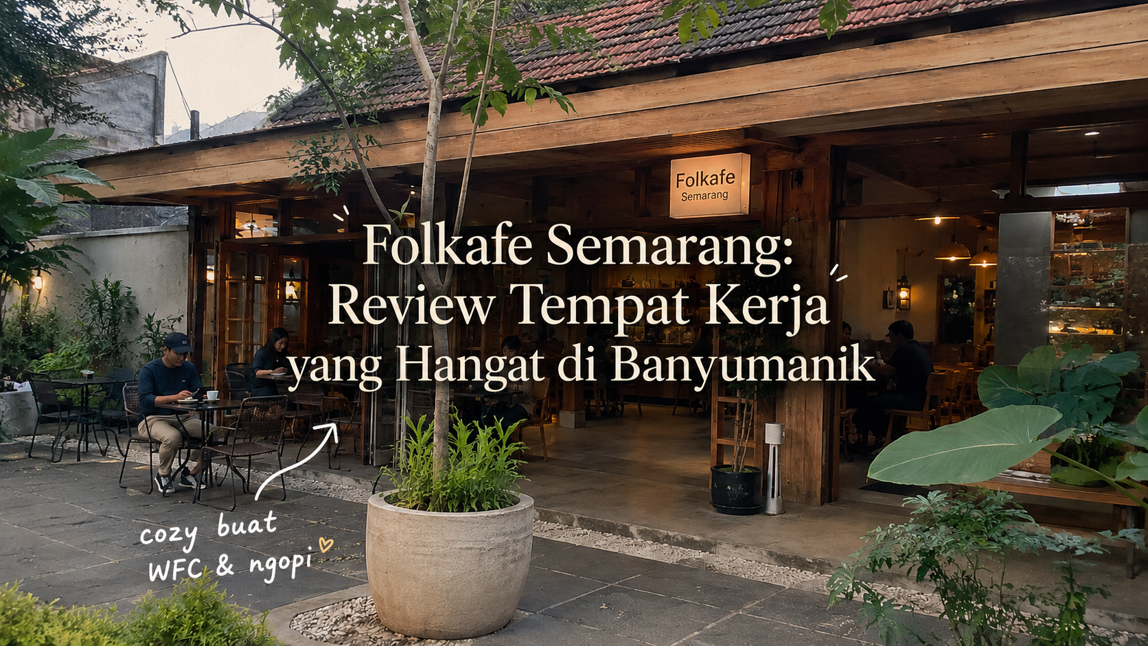 Suasana Folkafe Semarang dengan meja kayu dan dekorasi hangat