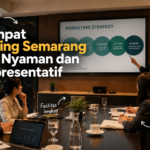 Suasana meeting point Semarang di Hetero Space dengan meja kerja dan ruang kolaborasi